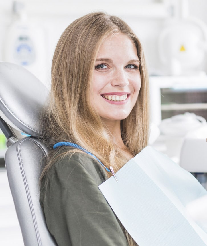 Femme chez l'orthodontiste